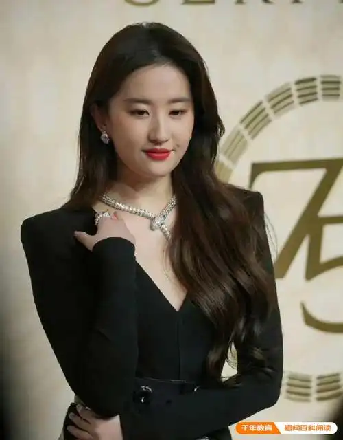 但不影响美感,不过尴尬的是,刘亦菲的胸口看起来比脸还白,化妆师是不