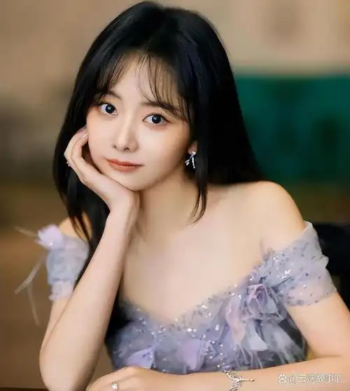 事实证明,如今的"国民闺女"谭松韵,早就走上了另一条道路