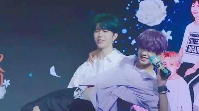 皇权富贵公主抱,范丞丞和justin黄明昊真是浓浓的兄弟情啊!