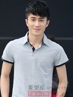 黑色斜刘海两边铲短的短发,阳光又帅气,清新而时尚,如果在炎热的夏季