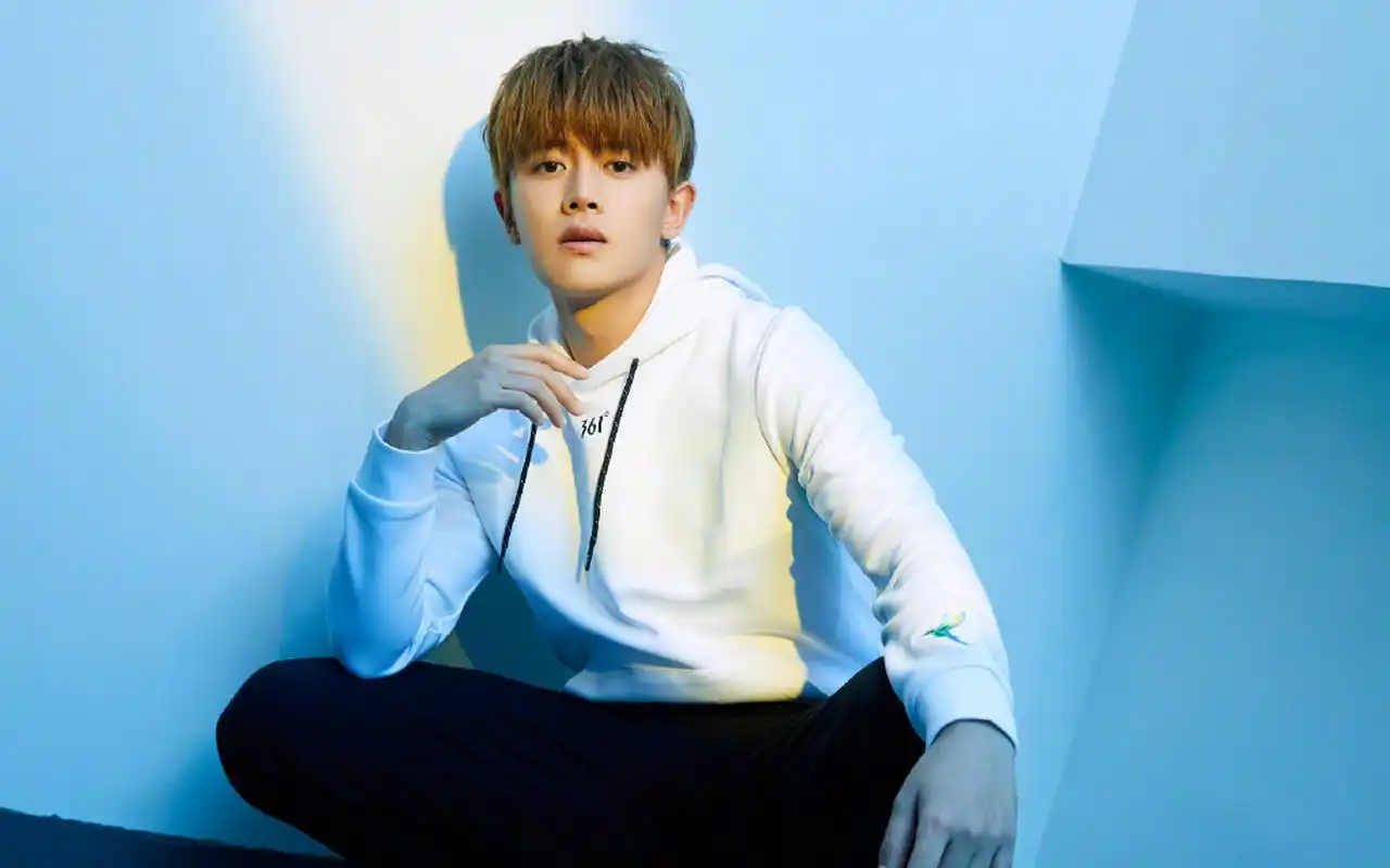 任嘉伦休闲帅气写真图片桌面壁纸