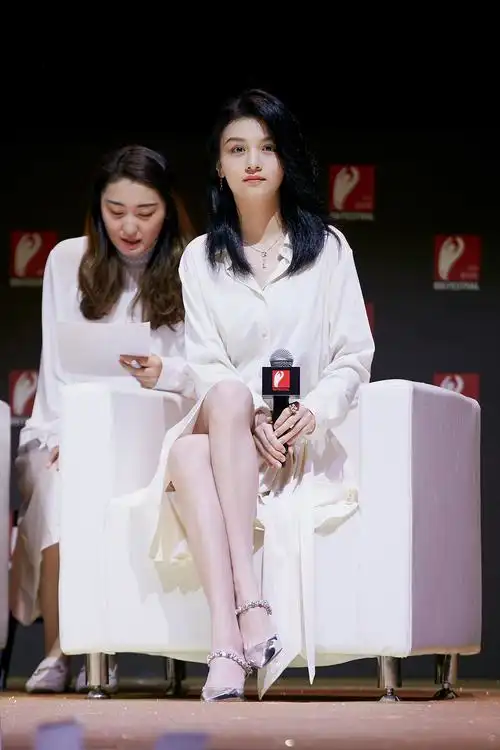 演员春夏受邀出席金投赏衬衫裙亮相尽显简约大方