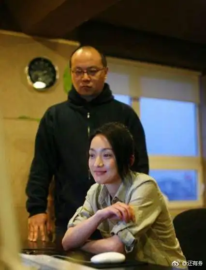 窦唯骑电瓶车载窦靖童又被拍,不羁的他把女儿的画风也带变了