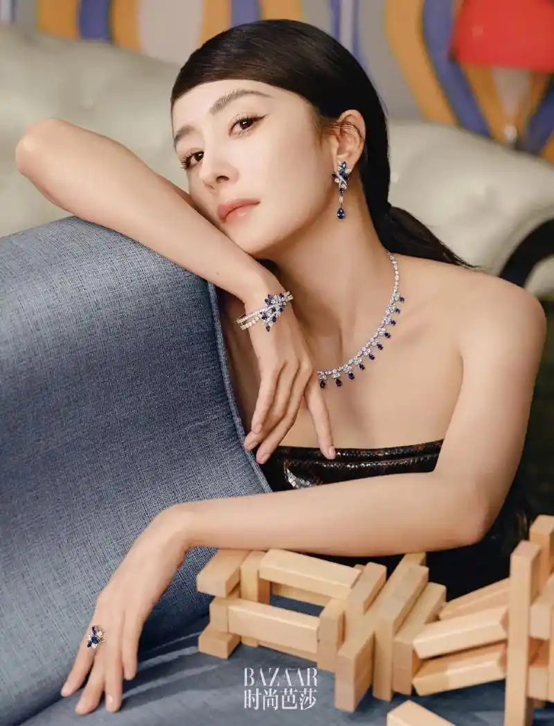 演员杨幂在时尚芭莎3月刊封面大