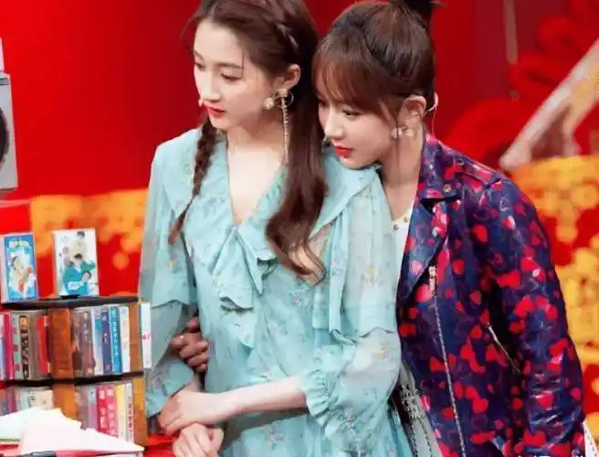 原创关晓彤裙子坐着和杨紫聊天下意识坐姿引起关注素养是装不出的