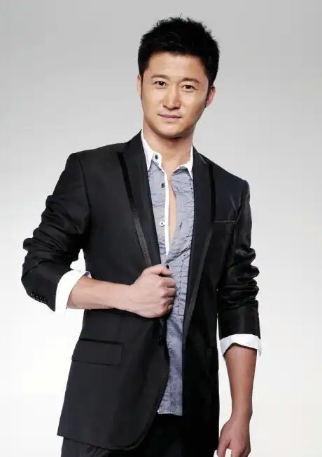 抛弃中国国籍还教别人爱国?吴京全家受质疑,本尊霸气回应