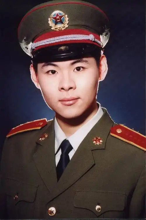 图:话剧《埋葬死者》演员生活照—杨沅翰