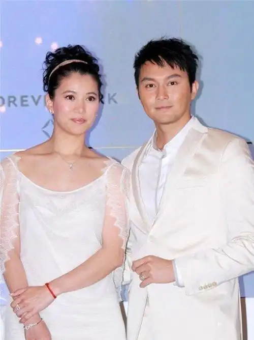 袁咏琳和张智霖私服也是情侣装牵手宛如热恋情侣看着真幸福