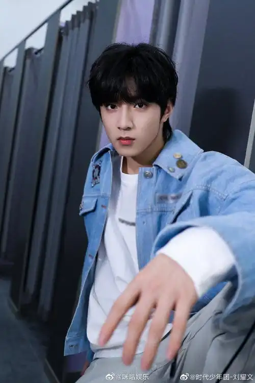 "四宫格缺一角 "蓝色牛仔裤搭配白t,@时代少年团-刘耀文的大长腿太