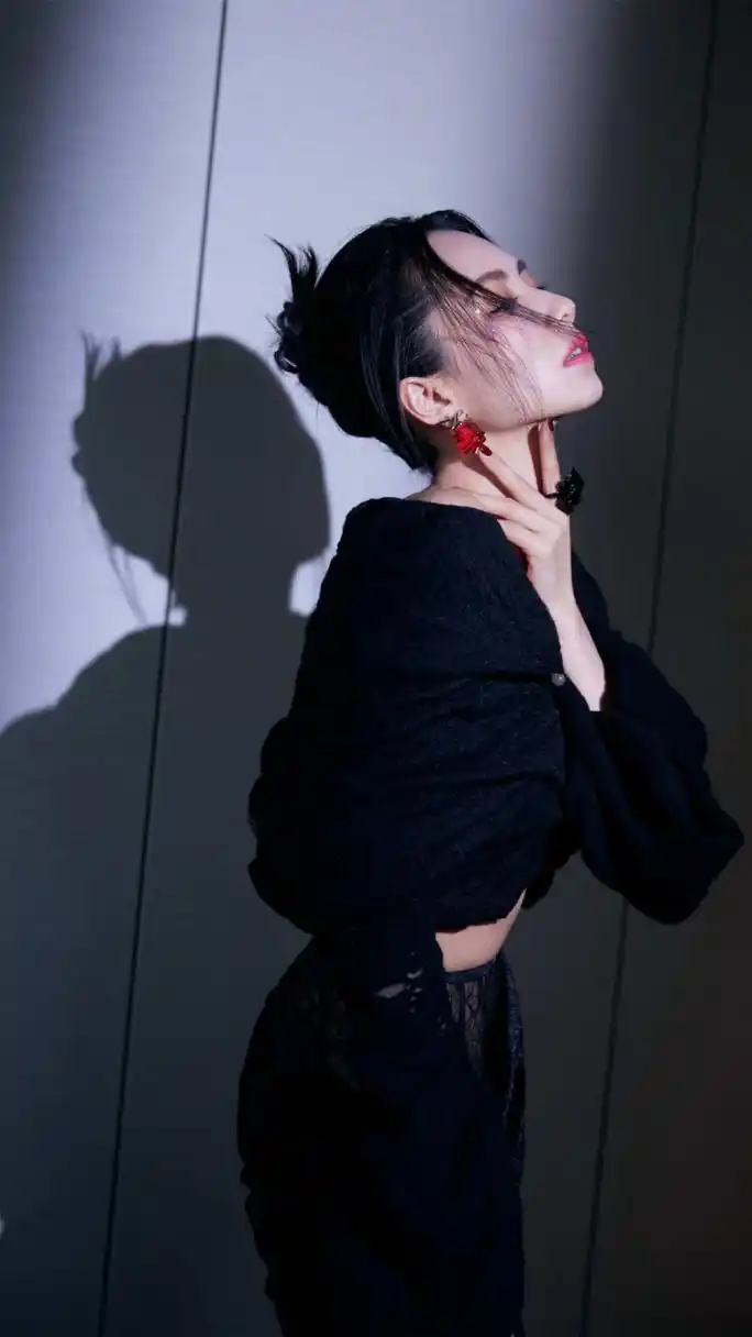 刘惜君黑色魅力穿搭写真壁纸