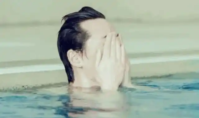 汐珍【一把扯下】干嘛啊?我还要游泳呢. 朱一龙【扭捏】女孩子家