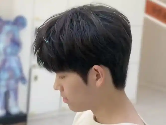 微分碎盖|||这款发型可以说是当下最流行的男生发型!