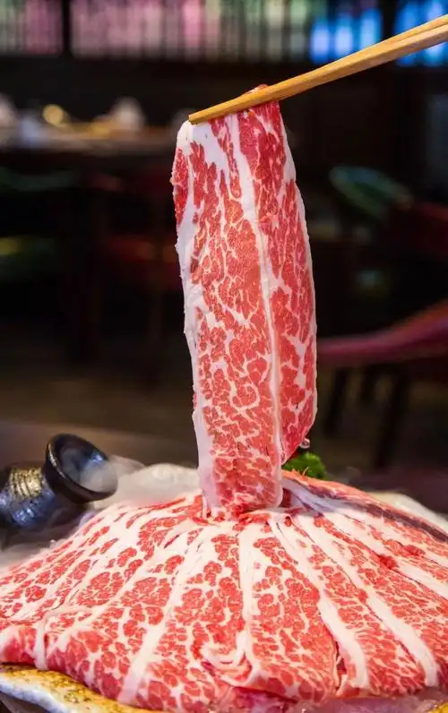 这盘冒着仙气的澳门牛眼顶级雪花牛肉,涮烫后超乎想象的滑嫩.