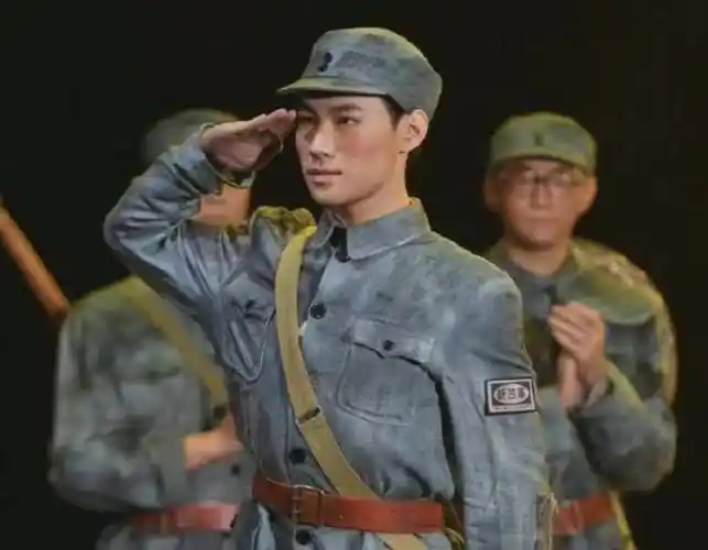 张真源话剧首秀登热搜,全程说着家乡话,爱豆出身也很有实力_角色_东进