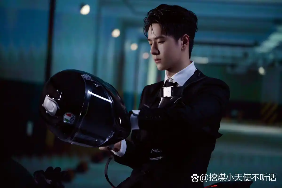 头盔戴好,引擎拉满. 西装暴徒王一博.