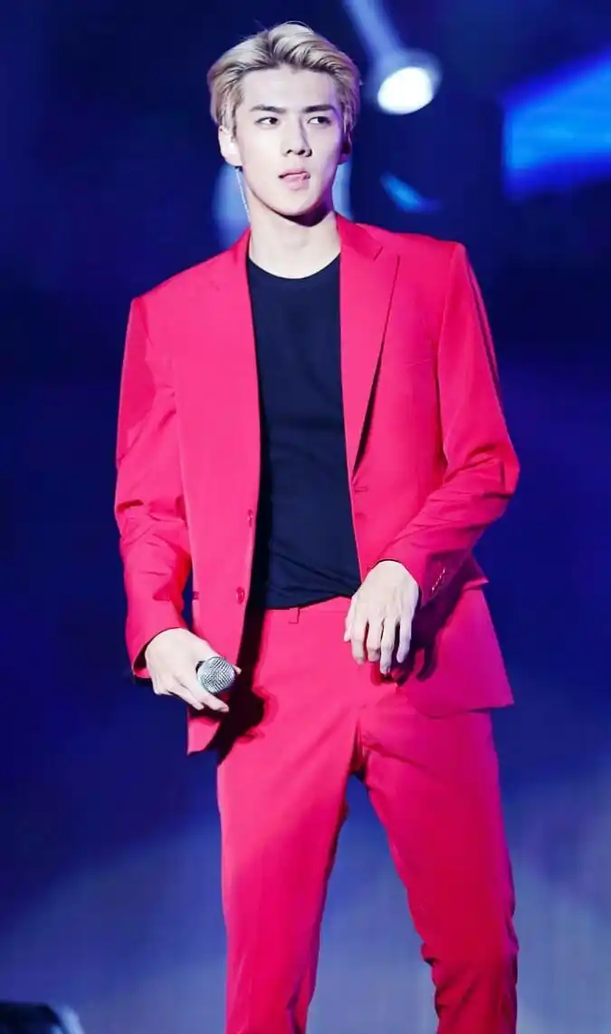 吴世勋穿哪个颜色的西装最好看?最后一身太帅了