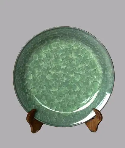 目前传世哥窑数量十分稀少,这件属珍品——哥窑青釉冰裂纹瓷盘