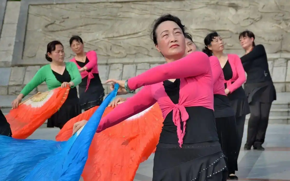 江苏徐州一大妈跳广场舞时裤子湿了,上厕所查看完后,立马上医院