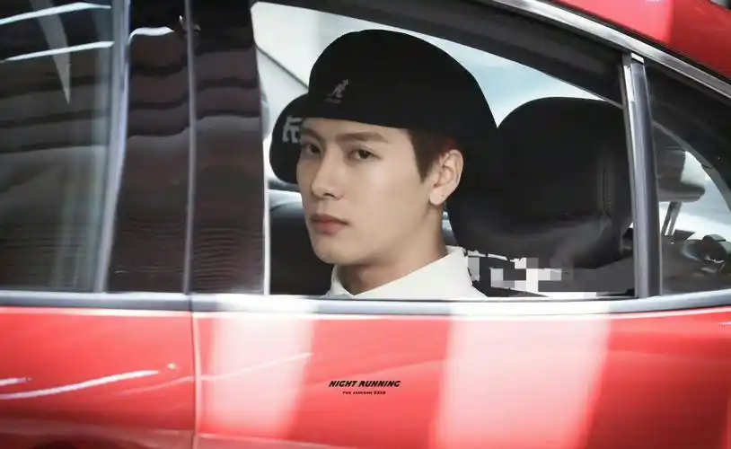 王嘉尔综艺录制路透贝雷帽制服造型好帅啊