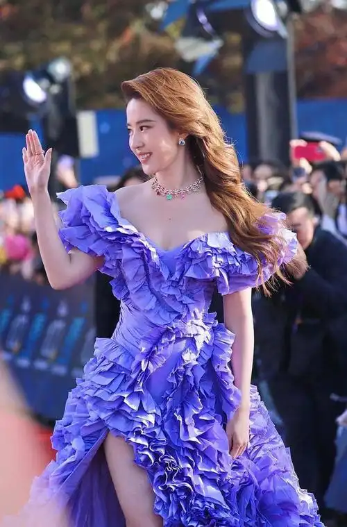 刘亦菲出席迪士尼星愿活动时的现场生图