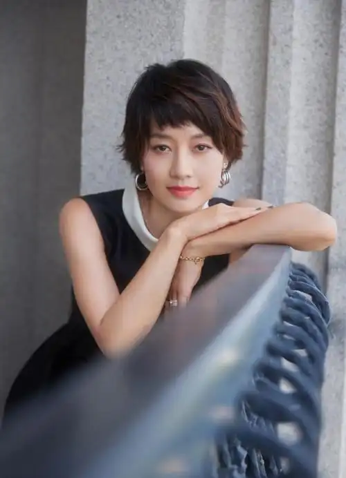 马伊琍跃上高阶职场赫本裙造型写真精致短发显干练减龄