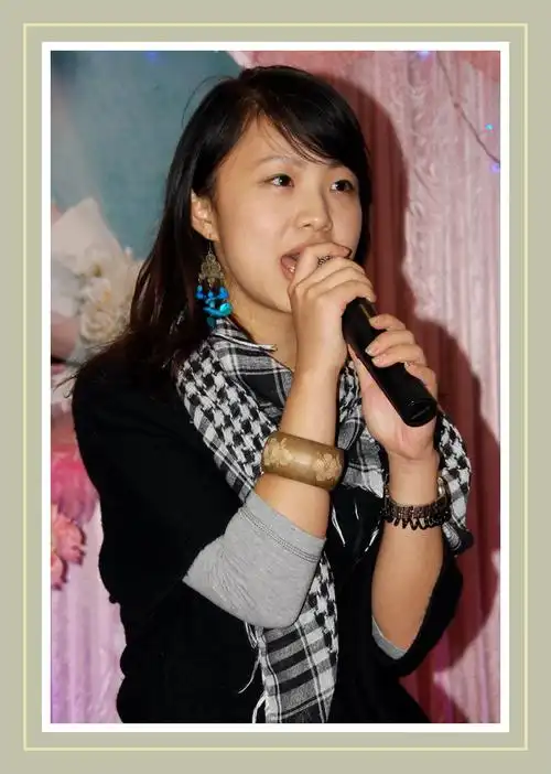 婚礼上唱歌的女孩