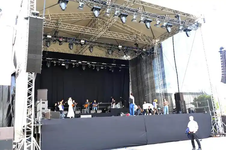 立陶宛——维尔纽斯  市政厅广场  广场上的临时舞台