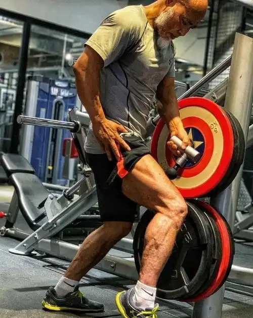 "老年彭于晏"健身19年,容光焕发重获"新生",娶小13岁娇妻