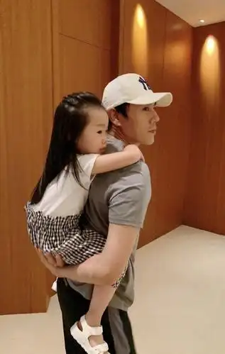 秦昊女儿逆袭式成长面相越来越像伊能静网友女大十八变