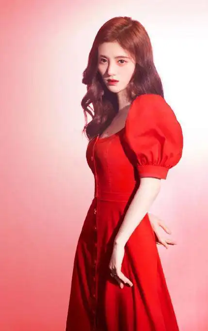 如果选择露肩的红色上衣会分出整体的层次,整体的皮肤是偏黄一些的,会