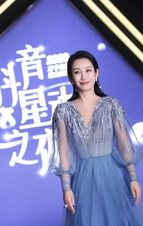 而又不知道该如何选择时,不妨可以借鉴一下秦海璐的礼服造型了,简约