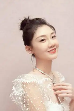 苗苗,一个才华横溢的舞者兼演员,身材纤瘦,活力满满,完美诠释了"妈妈