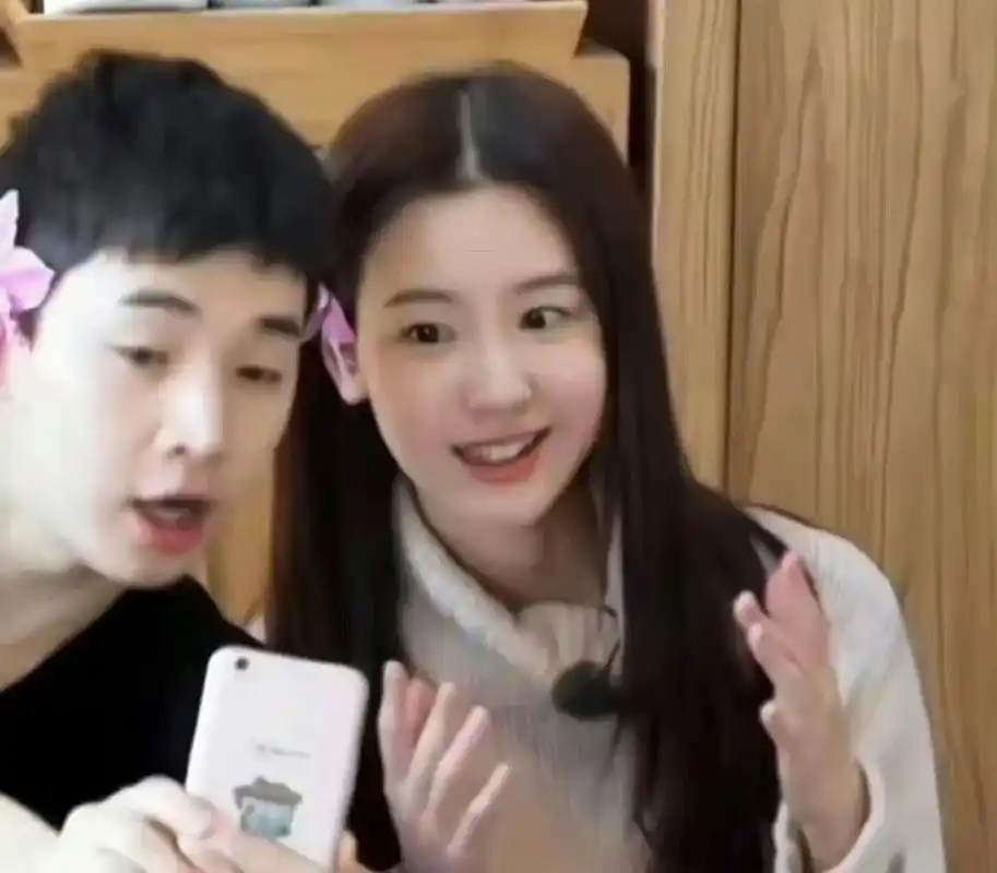 陈都灵早期和刘宪华合照,表情逐渐疯狂[大笑][大笑]