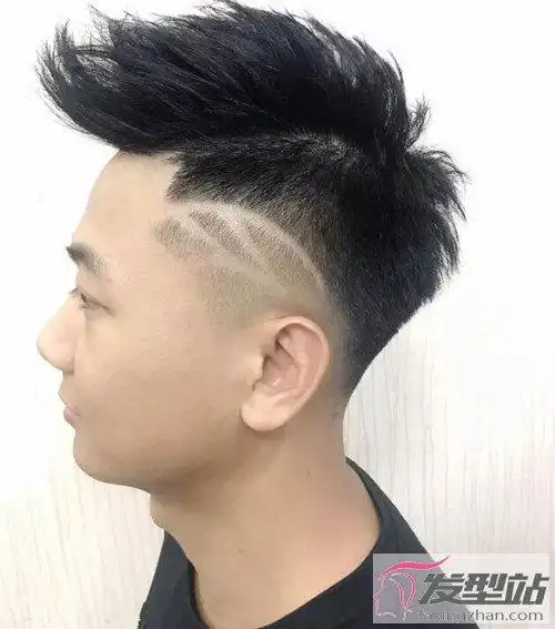 男生帅气铲青发型 两边铲个性雕刻很抢眼--sms580