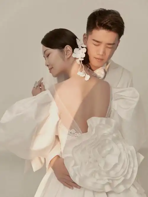 被朋友夸赞的极简风婚纱照简约大气又高