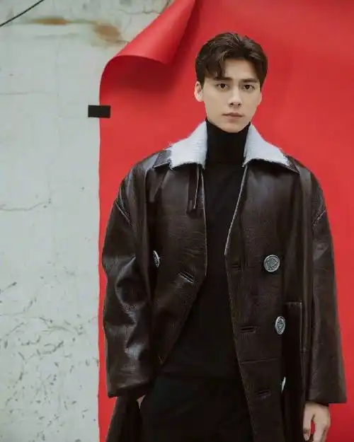 2021年9月24日,李易峰出席prada活动一组写真曝光,他穿深色皮衣贵气