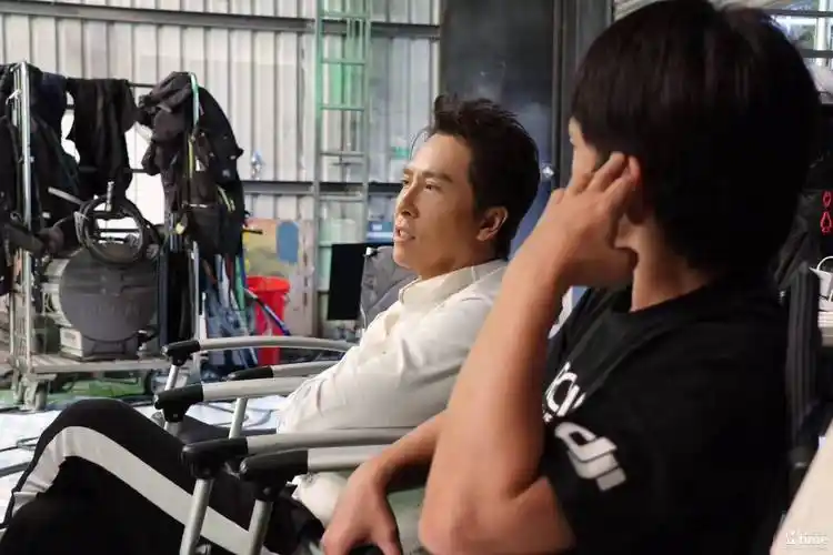 甄子丹率肥龙过江剧组转战日本