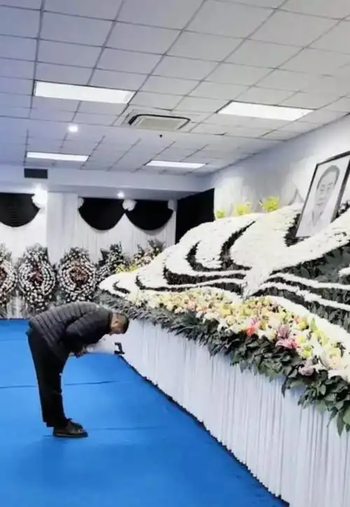 商界传奇宗庆后追悼会现场永垂不朽4字引热议
