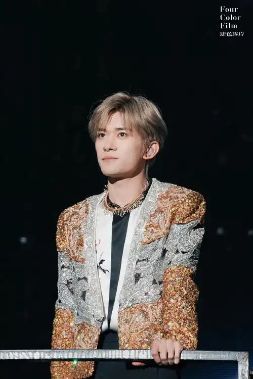 了红盖头##易烊千玺十稔终章皆成序##易烊千玺十周年演唱会单人机位