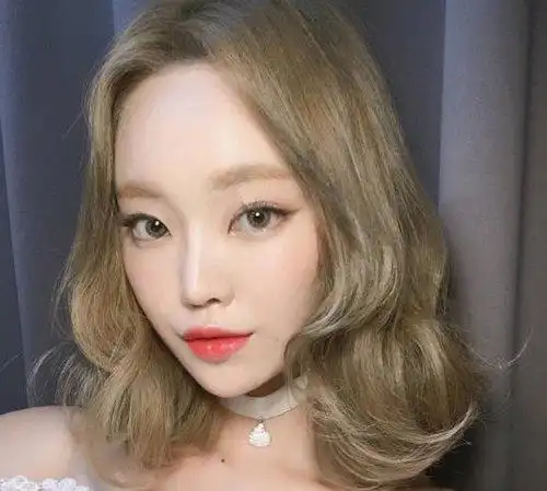 梨花头发型有做成大卷发的,也有做成小卷发的样式.