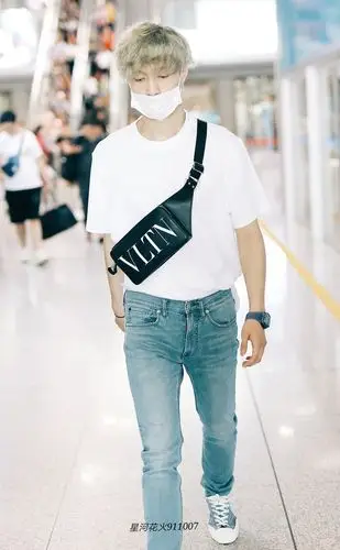 张艺兴机场饭拍北京76波士顿白色羊蹄t恤浅色牛仔裤黑色小胸包