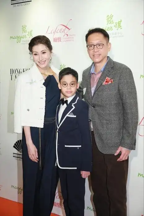 李嘉欣和老公许晋亨同框帅气儿子公开亮相与老爸太像了