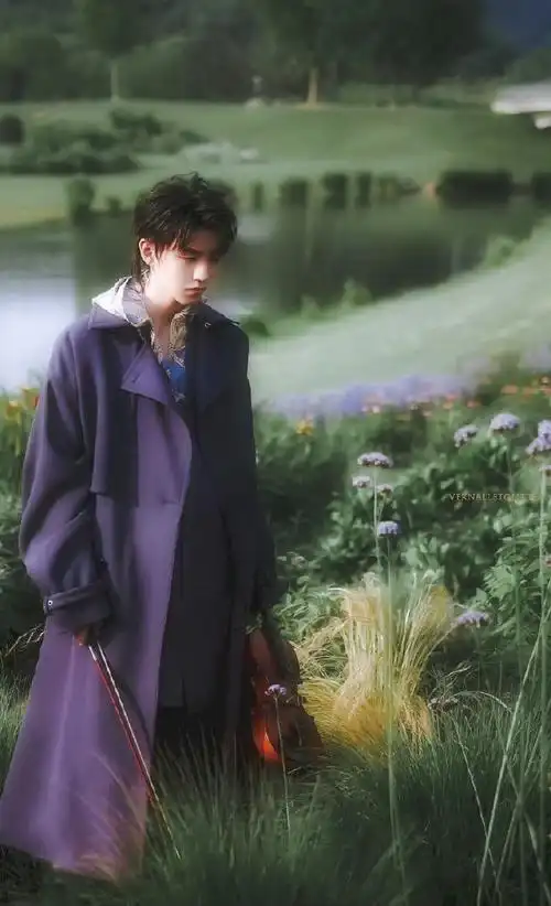 王俊凯牛仔套装机场路透