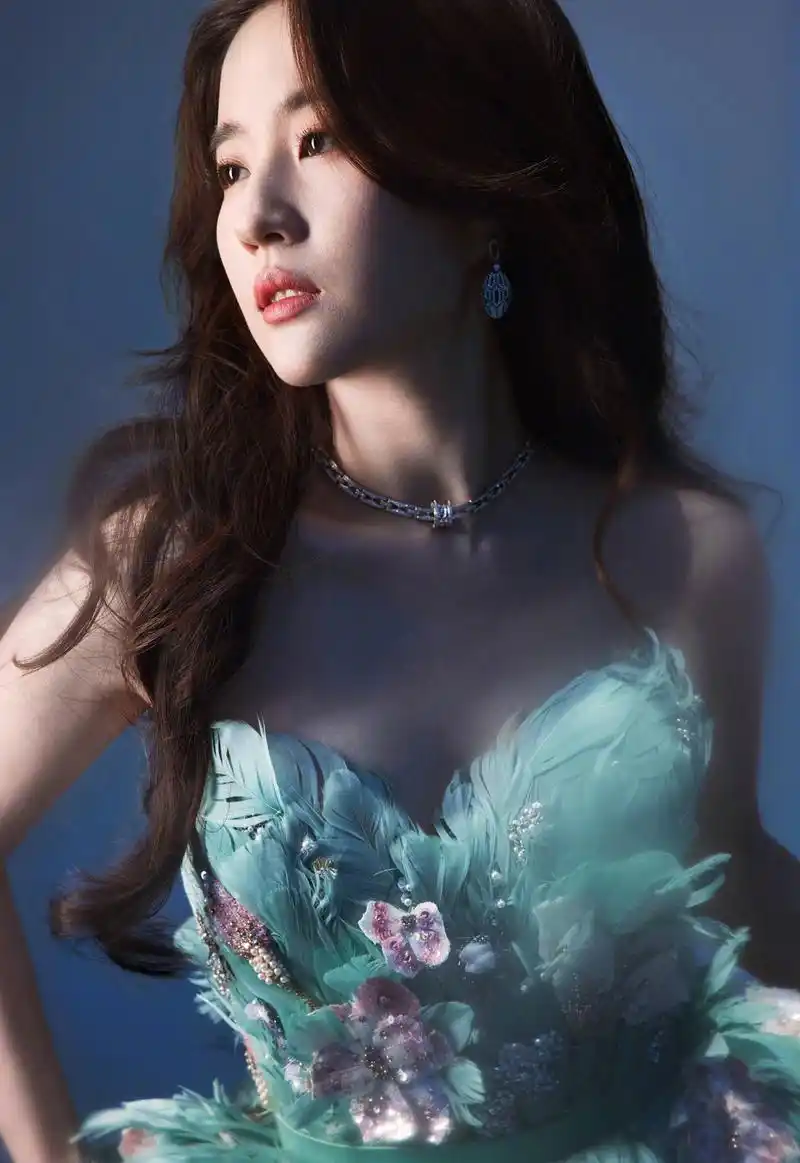 刘亦菲微博之夜齐胸蓝色羽毛礼服写真