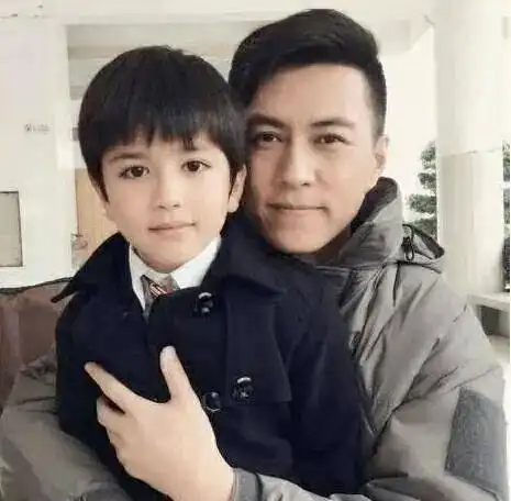 靳东一家三口罕见同框!