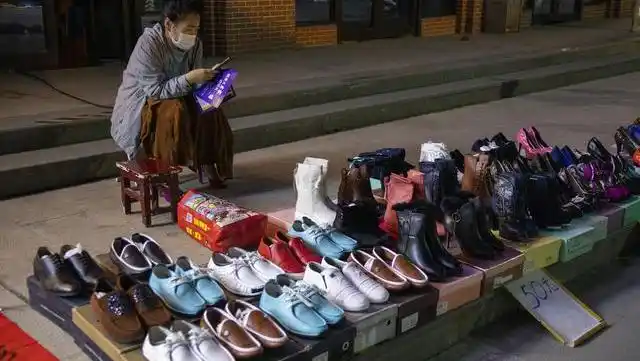 温州小伙摆地摊卖鞋30元一双没人买涨价200元却被抢占一空