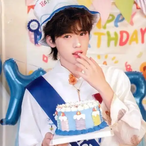 宋亚轩生日周边开箱