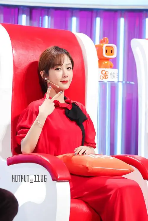 杨紫红衣亮相《直通春晚》录制现场 红红火火十分喜庆