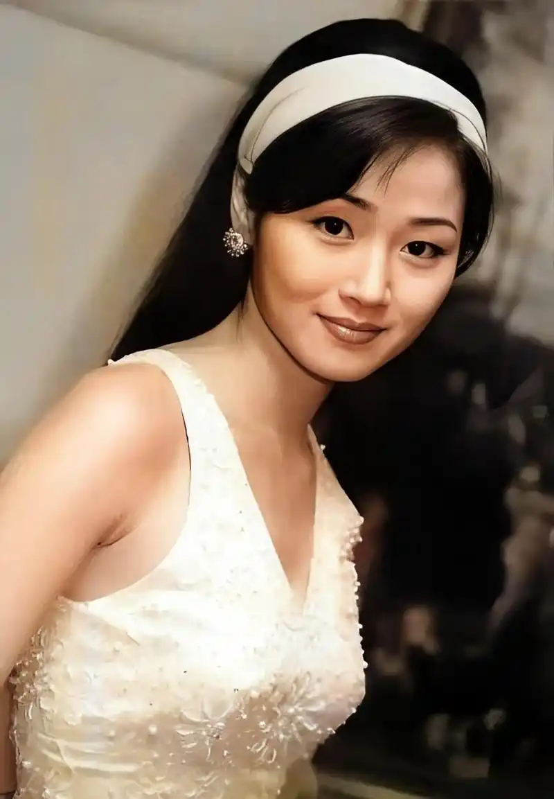 1989年,19岁的万绮雯在亚洲小姐参加比赛并获胜! 然后他参加了演出.