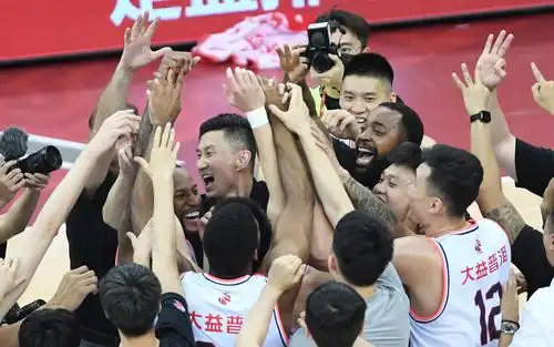 率广东队获3连冠,杜锋落泪"感谢这帮兄弟"